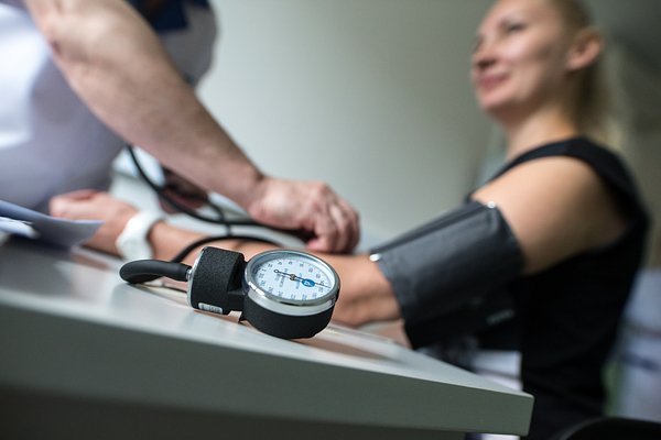 Большинство россиян сталкиваются с проблемами в поликлиниках. Как застраховать себя?