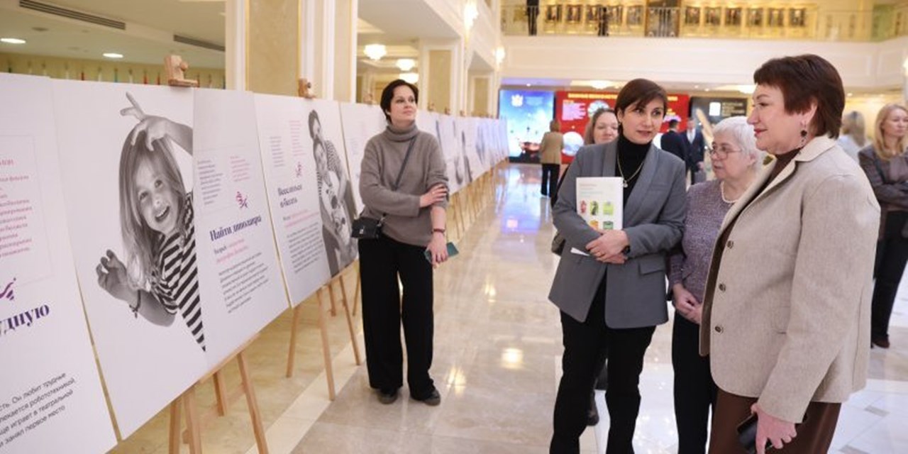 В Совфеде необычной фотовыставкой напомнили о важности особой помощи людям с орфанным недугом